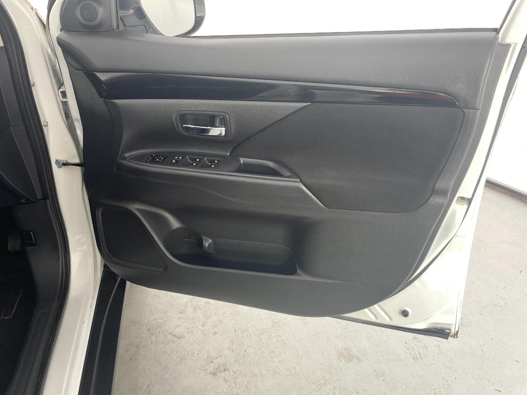 Photo '15' of Mitsubishi Outlander Photo '15' of Mitsubishi Outlander