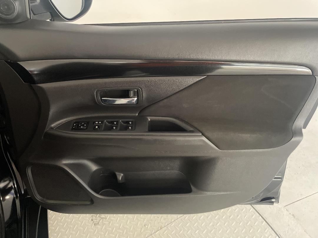 Photo '15' of Mitsubishi Outlander