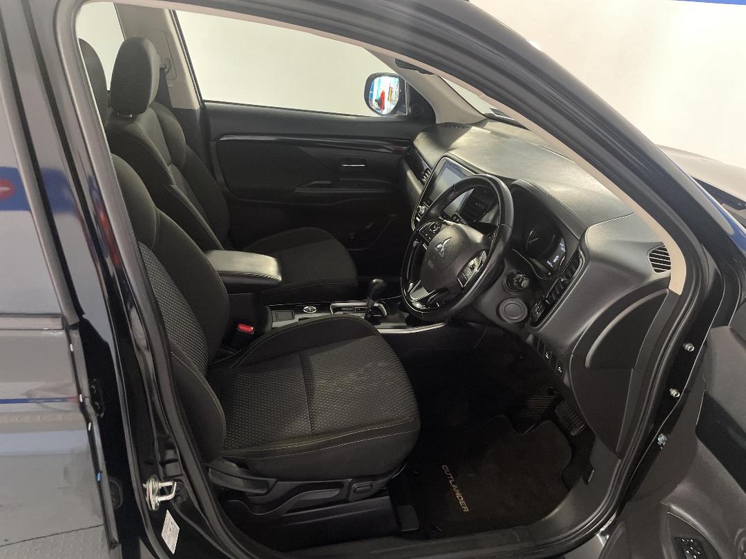 Photo '16' of Mitsubishi Outlander