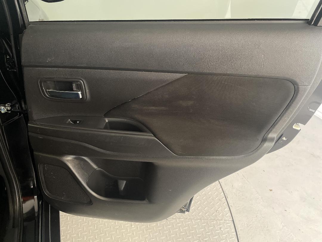 Photo '19' of Mitsubishi Outlander