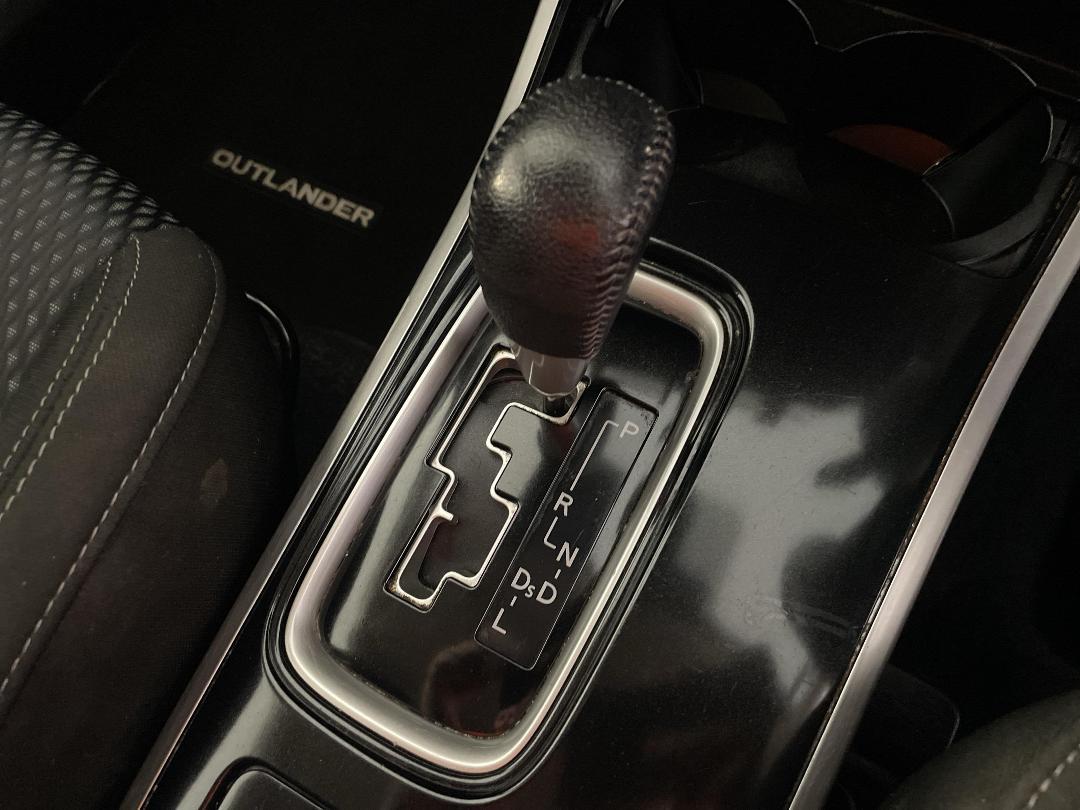 Photo '33' of Mitsubishi Outlander