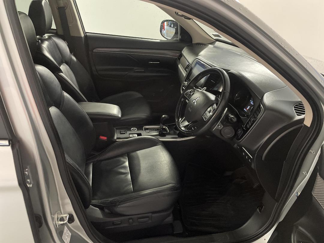 Photo '16' of Mitsubishi Outlander Photo '16' of Mitsubishi Outlander