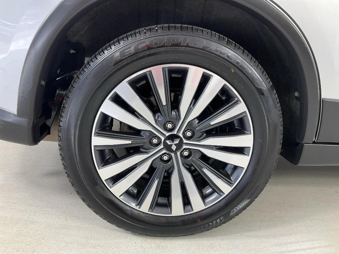 Photo '12' of Mitsubishi Outlander