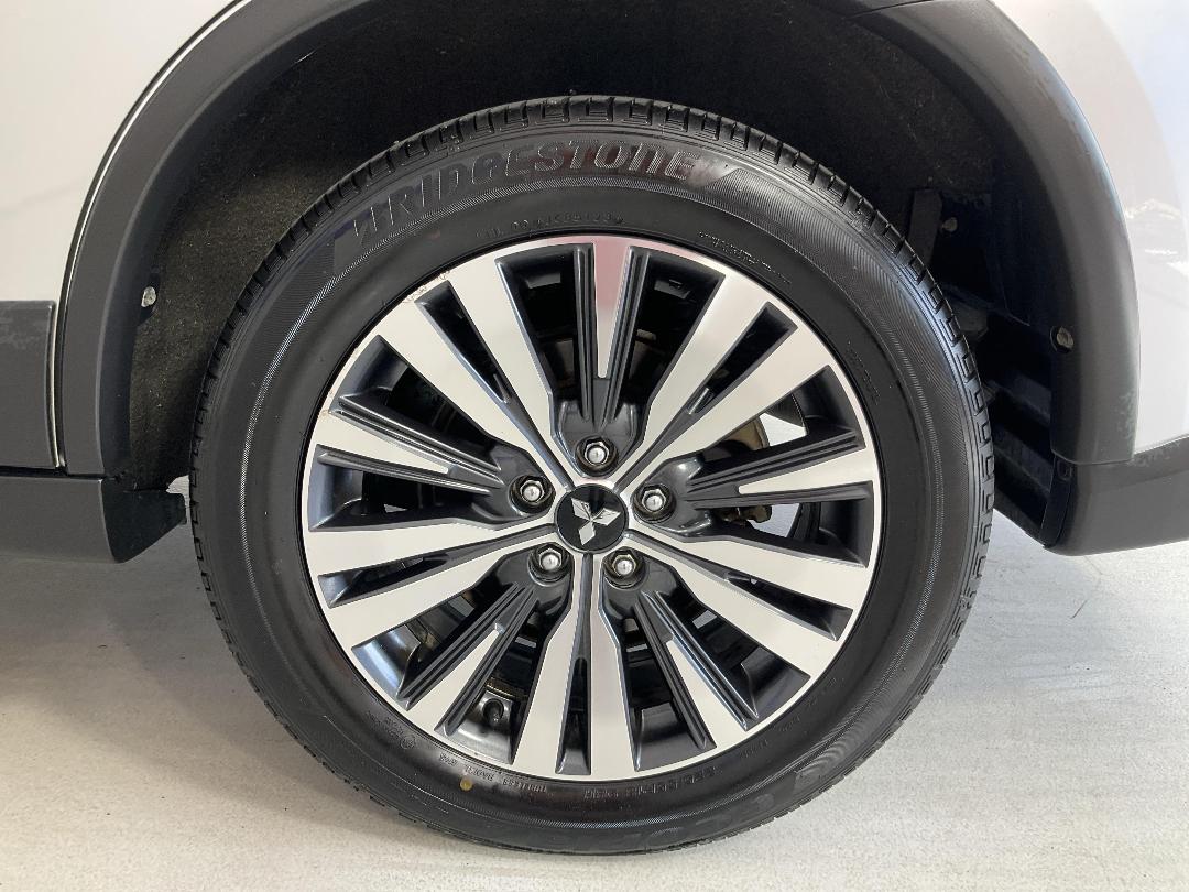 Photo '11' of Mitsubishi Outlander