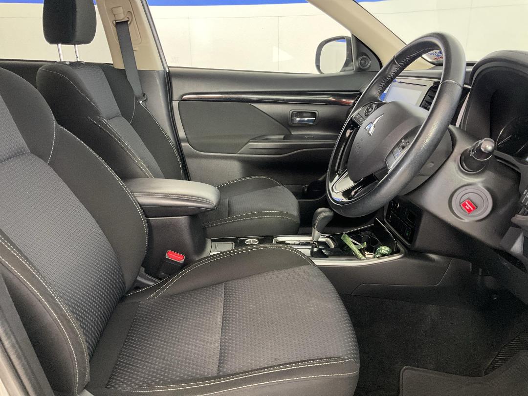 Photo '16' of Mitsubishi Outlander