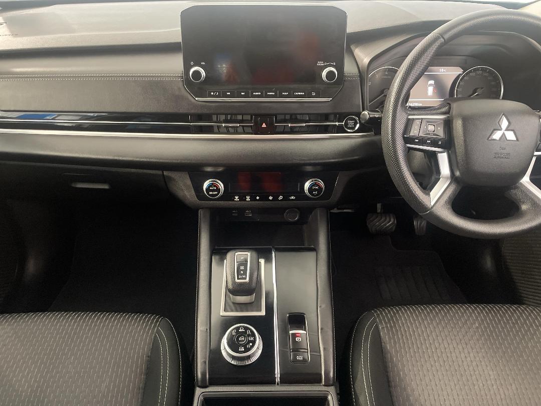 Photo '18' of Mitsubishi Outlander