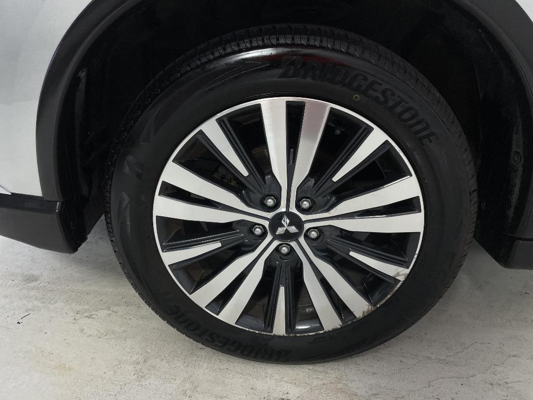 Photo '10' of Mitsubishi Outlander