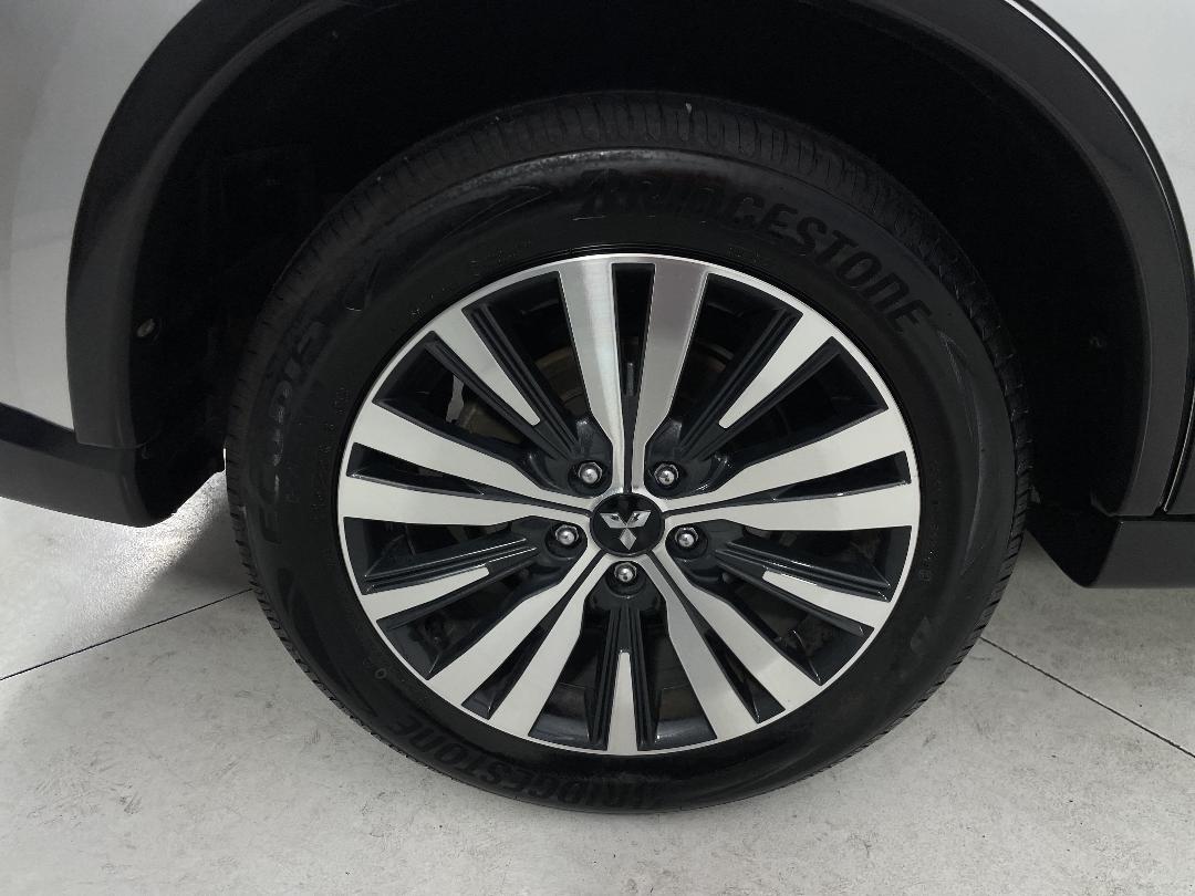 Photo '12' of Mitsubishi Outlander