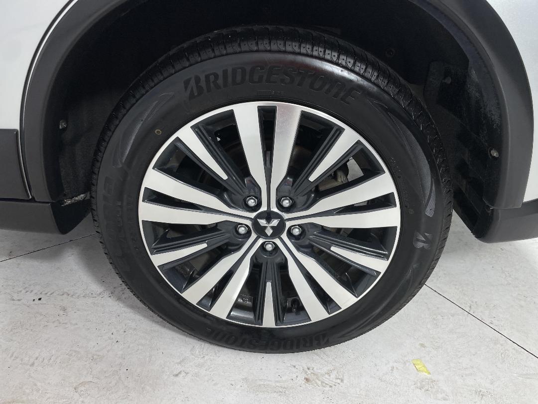 Photo '11' of Mitsubishi Outlander