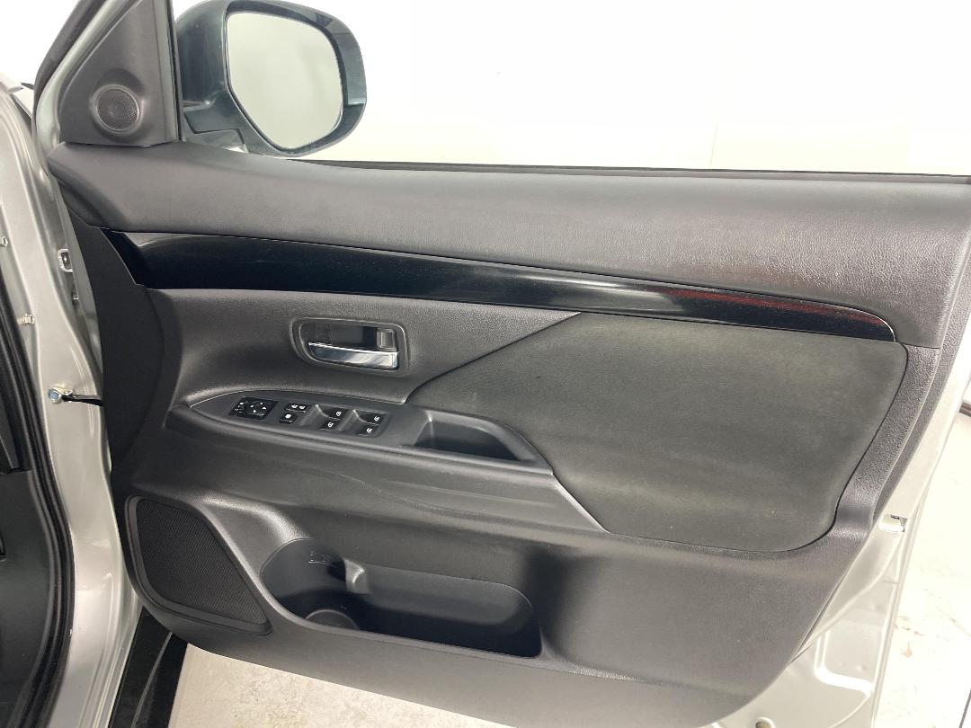 Photo '15' of Mitsubishi Outlander