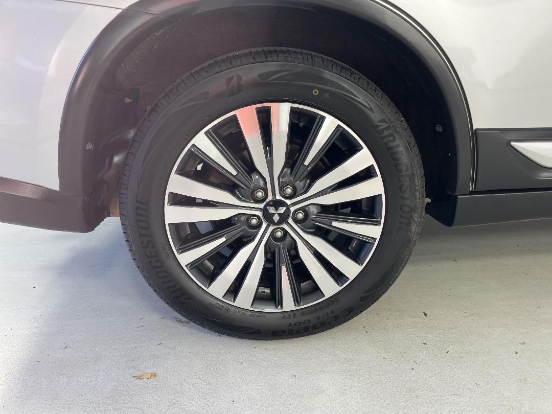 Photo '12' of Mitsubishi Outlander