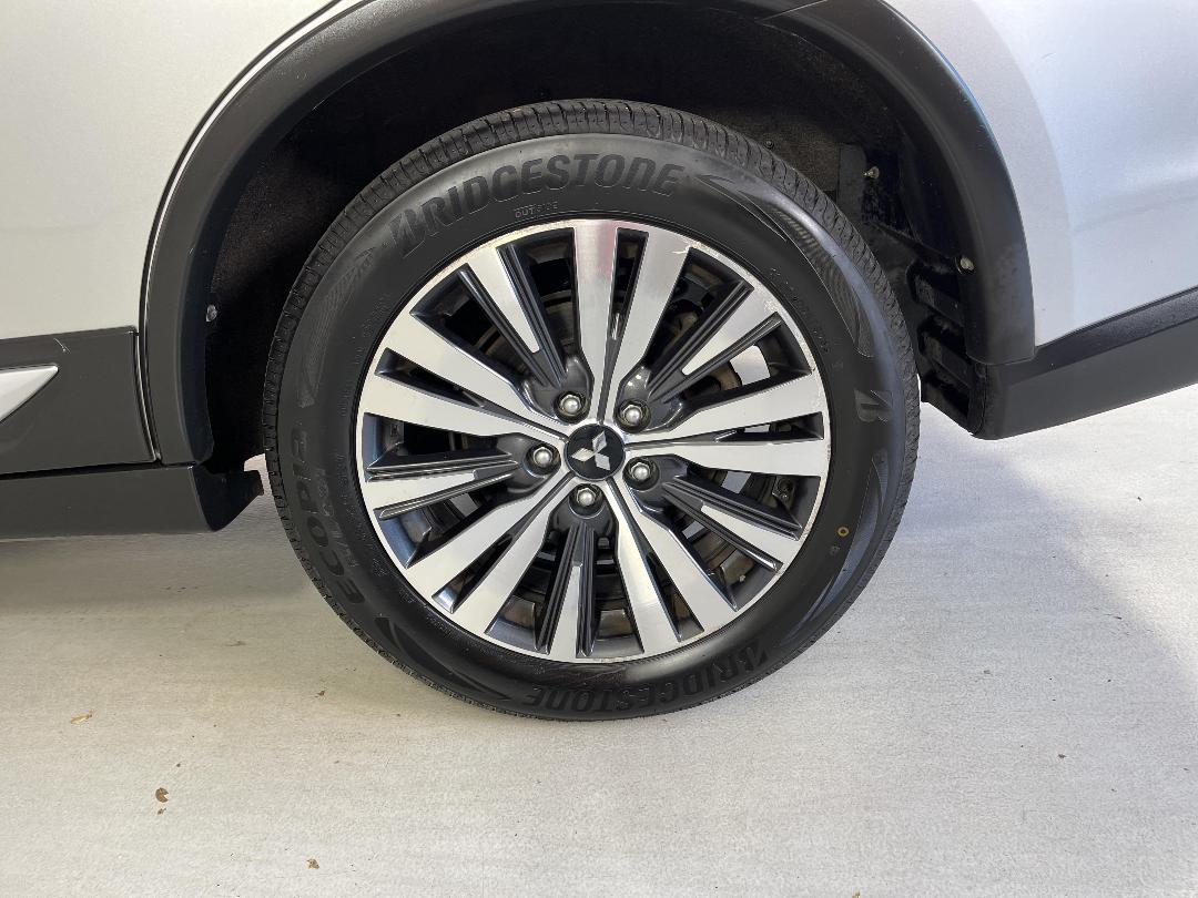 Photo '11' of Mitsubishi Outlander