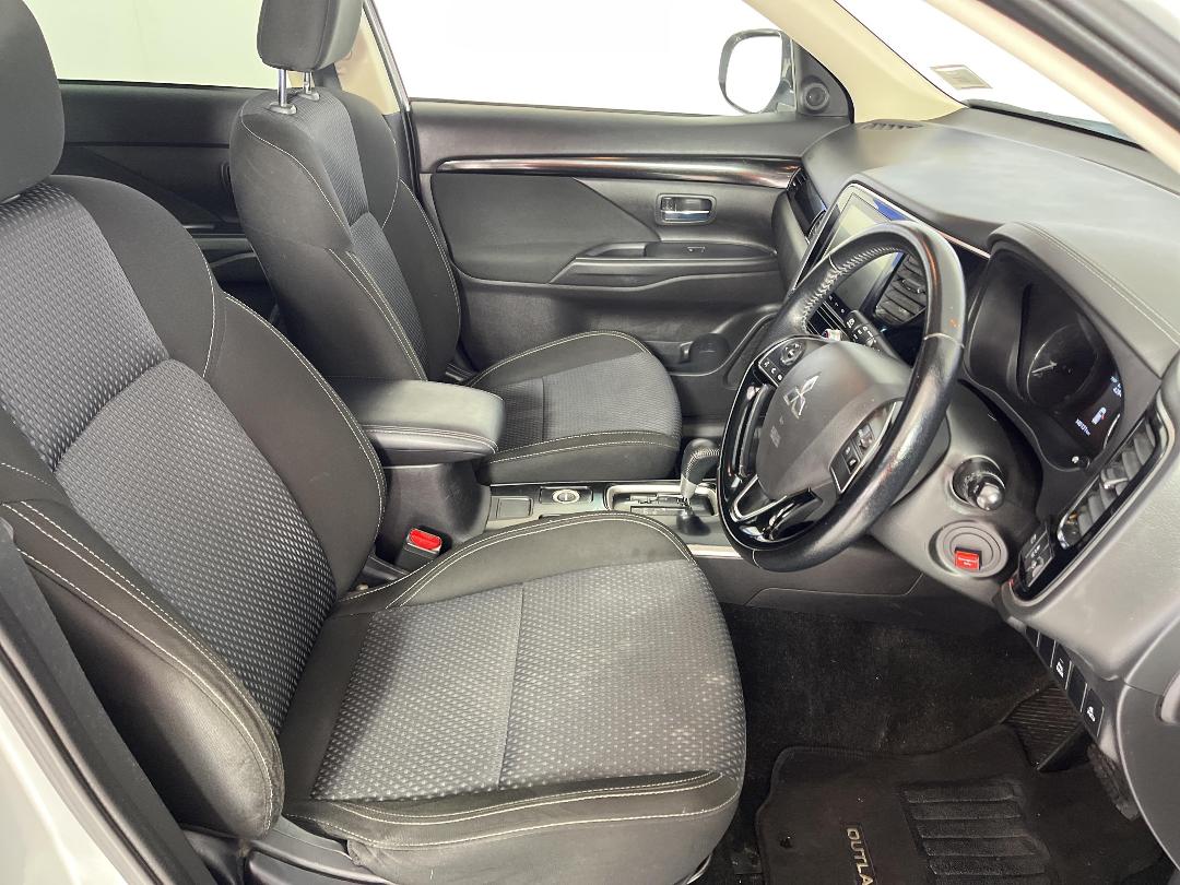 Photo '16' of Mitsubishi Outlander