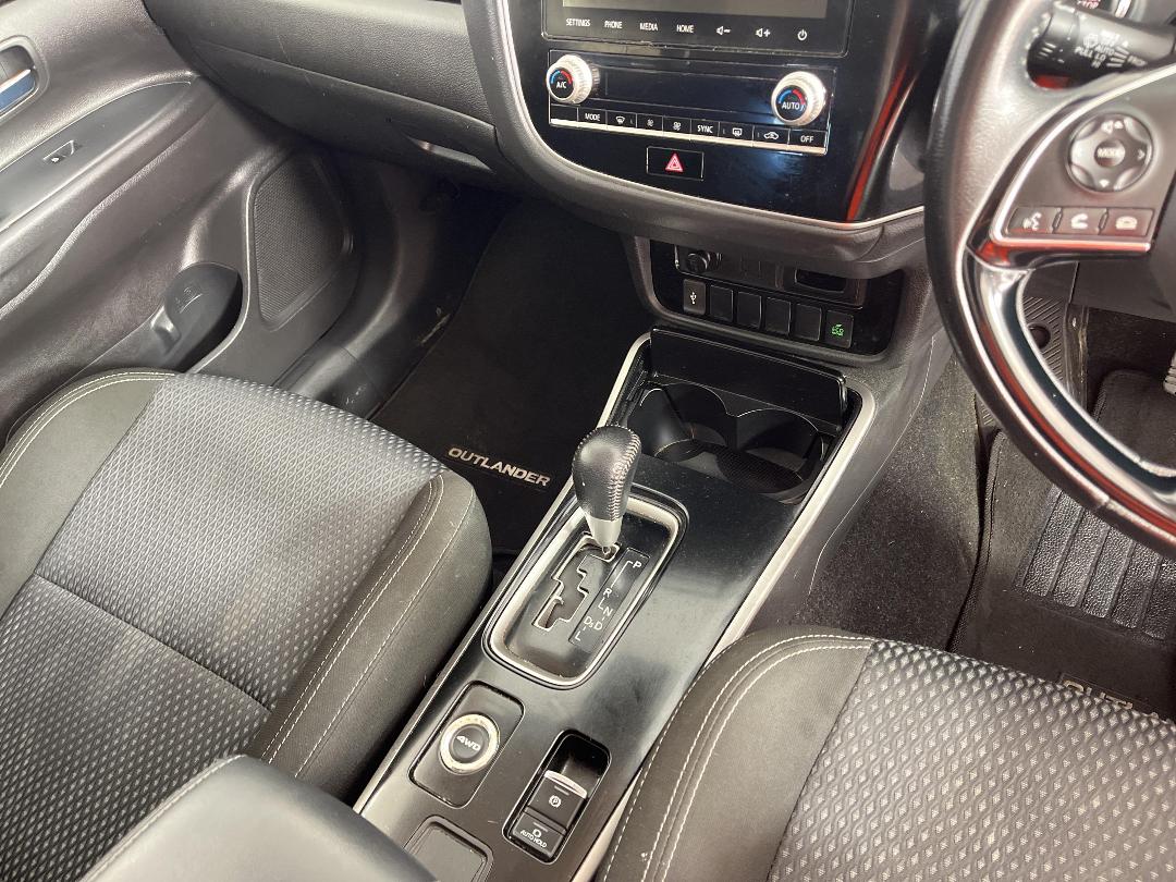 Photo '18' of Mitsubishi Outlander