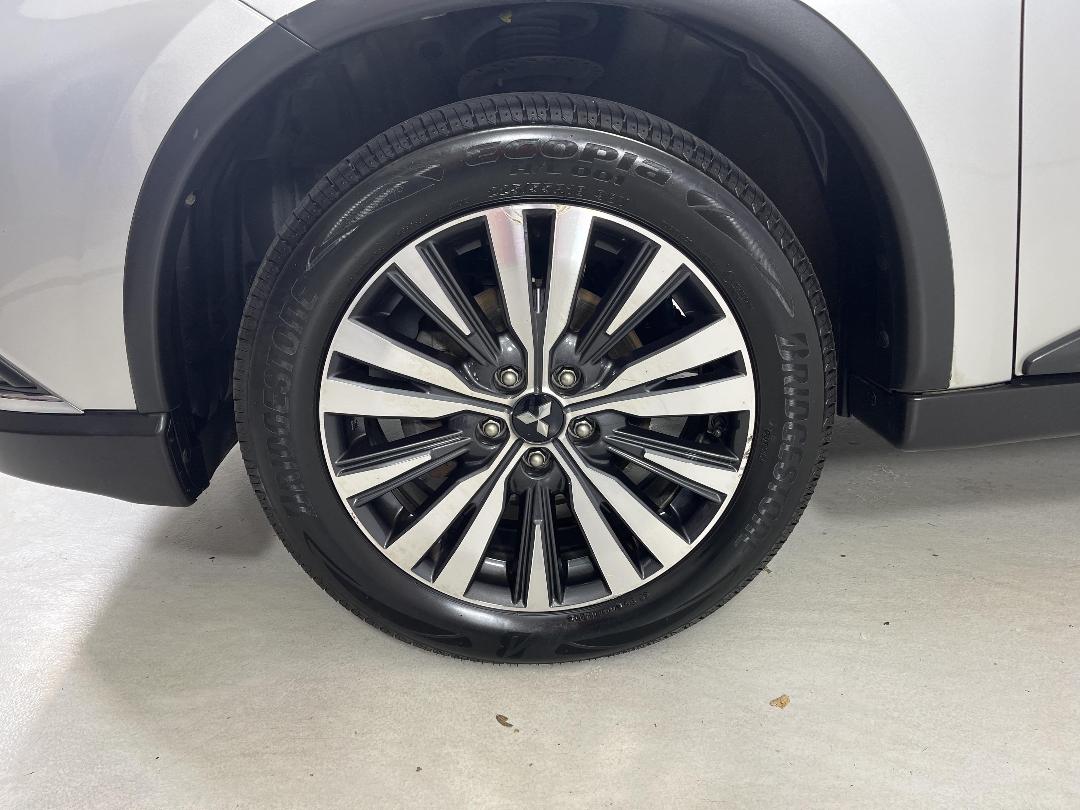 Photo '10' of Mitsubishi Outlander