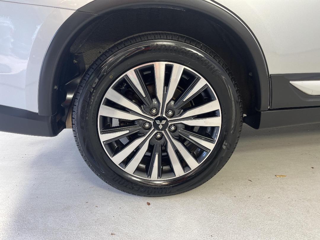 Photo '12' of Mitsubishi Outlander