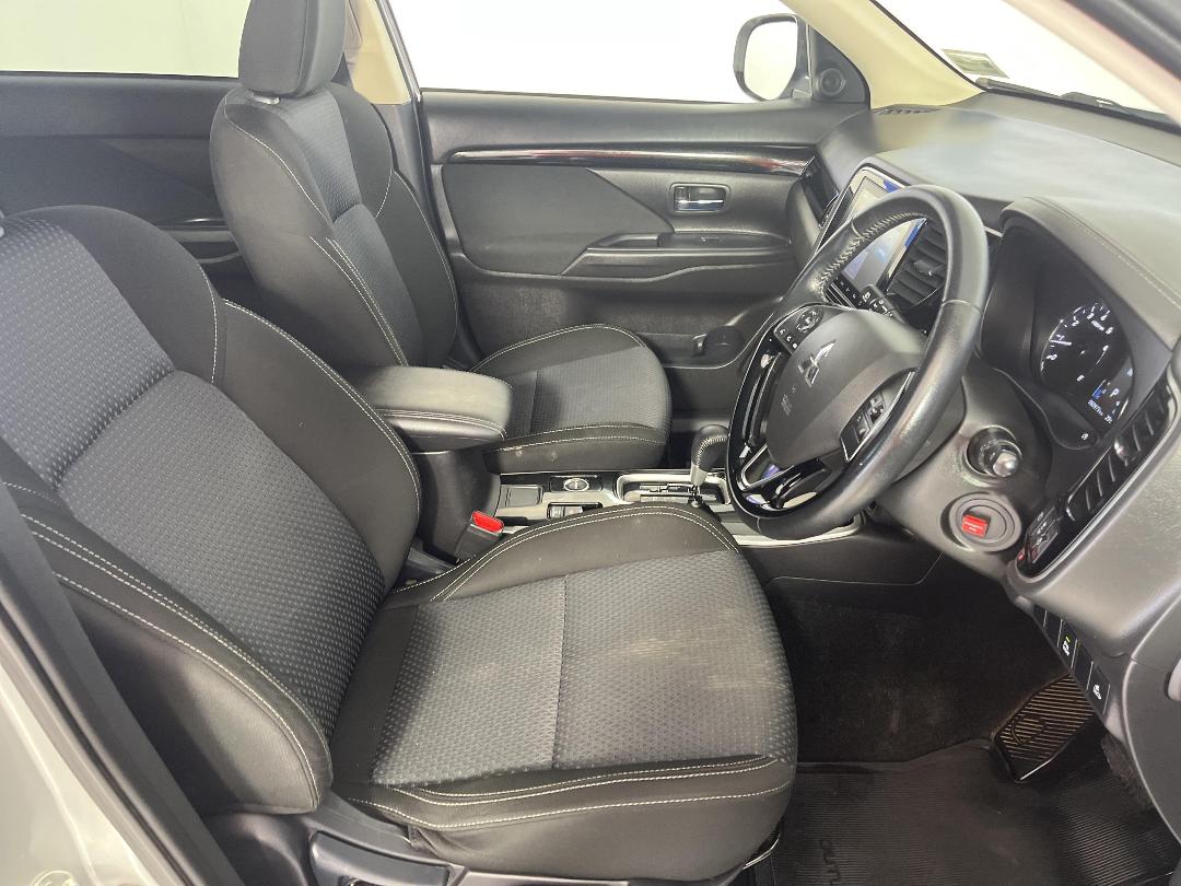 Photo '16' of Mitsubishi Outlander