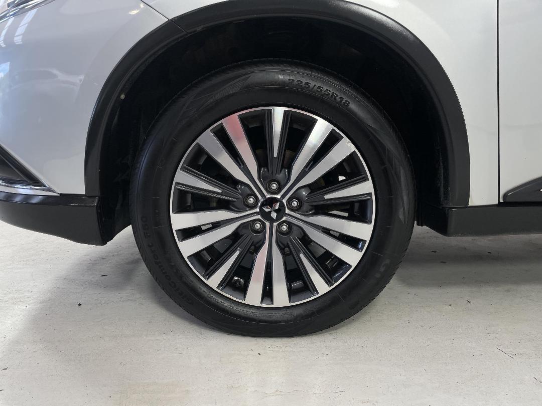 Photo '10' of Mitsubishi Outlander