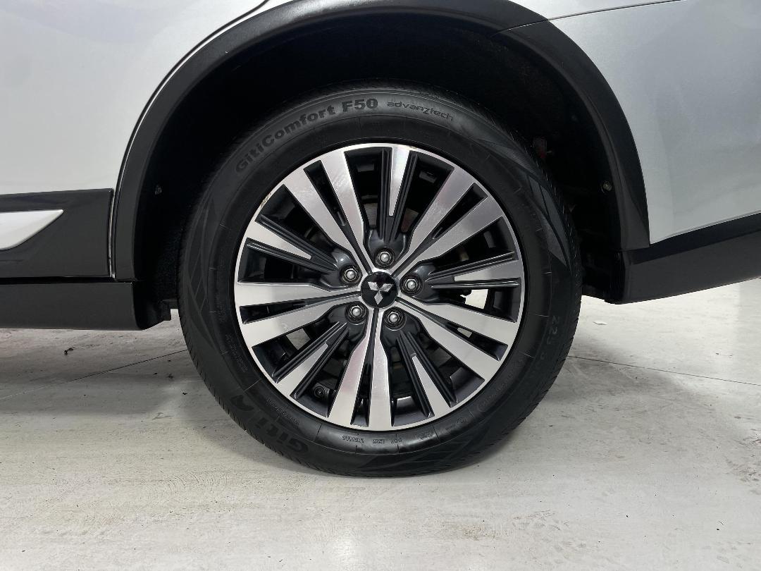 Photo '11' of Mitsubishi Outlander