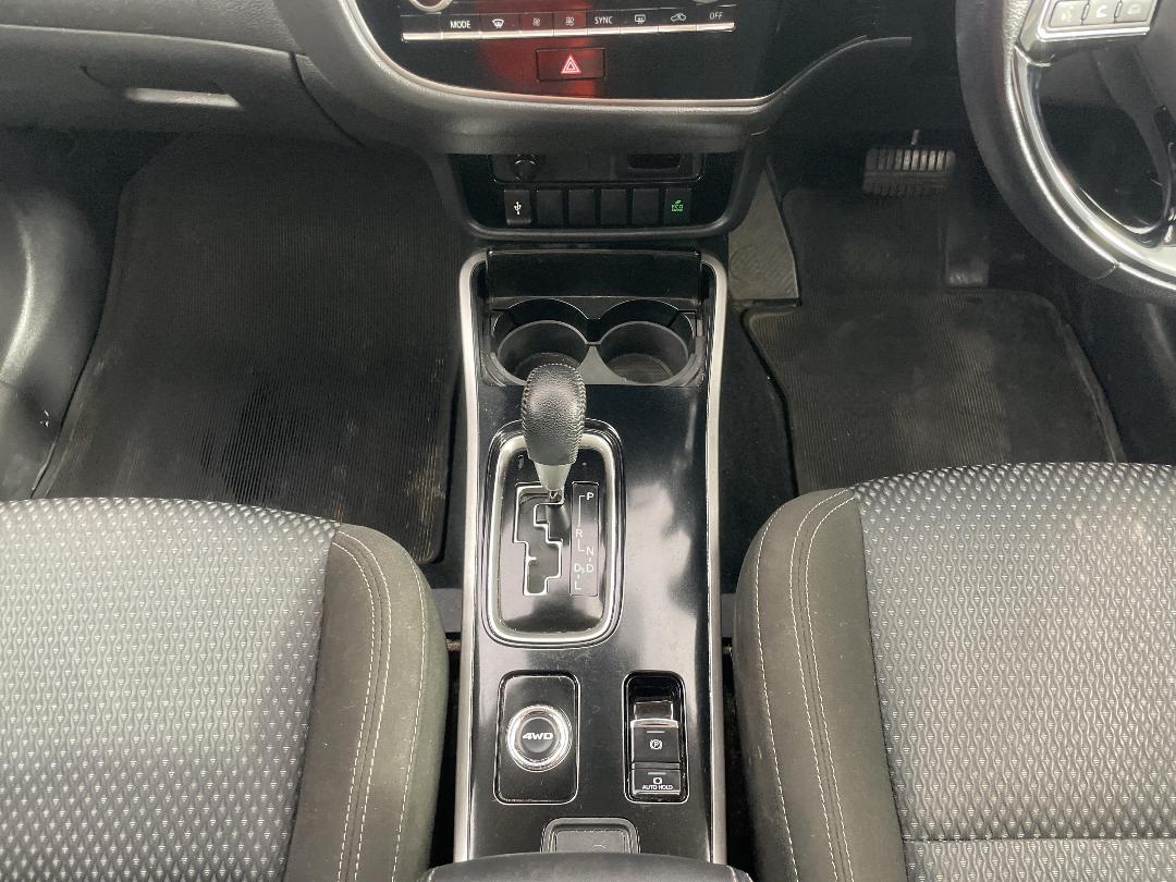 Photo '18' of Mitsubishi Outlander