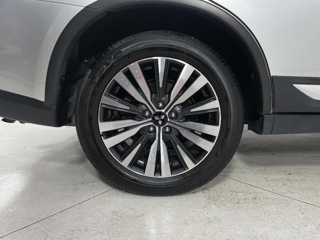 Photo '12' of Mitsubishi Outlander