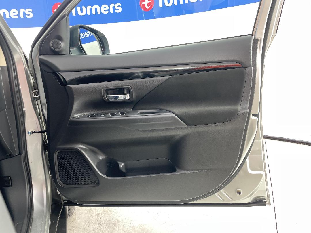 Photo '15' of Mitsubishi Outlander