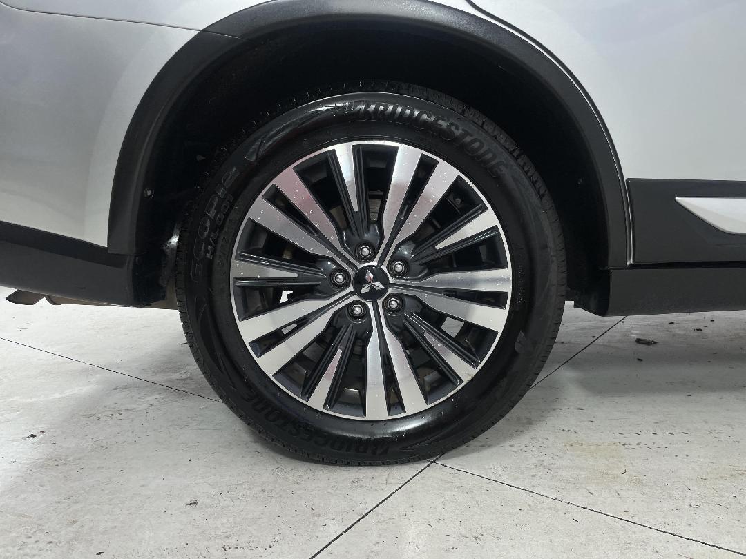 Photo '12' of Mitsubishi Outlander