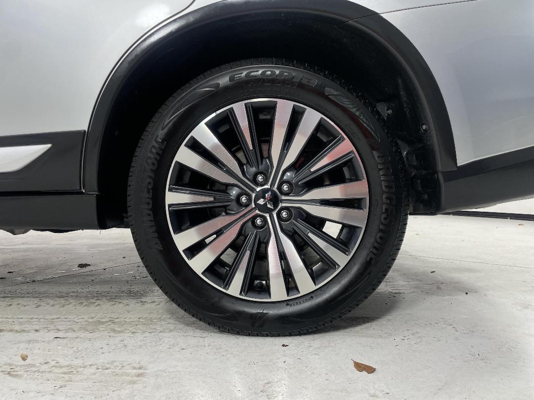 Photo '11' of Mitsubishi Outlander