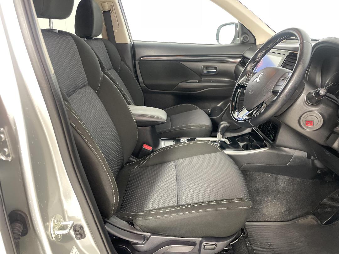 Photo '16' of Mitsubishi Outlander