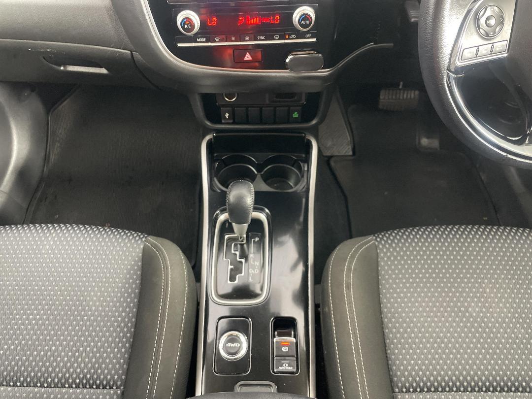 Photo '18' of Mitsubishi Outlander