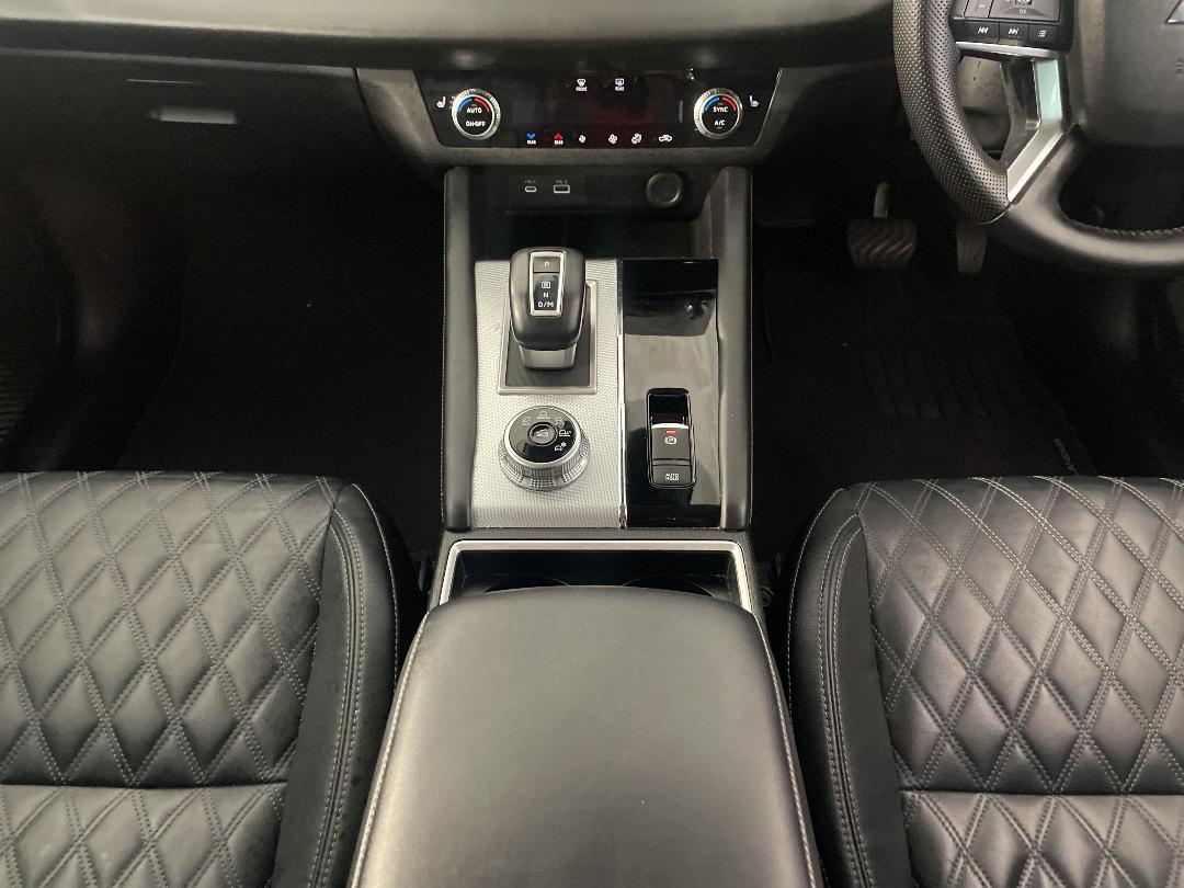 Photo '18' of Mitsubishi Outlander