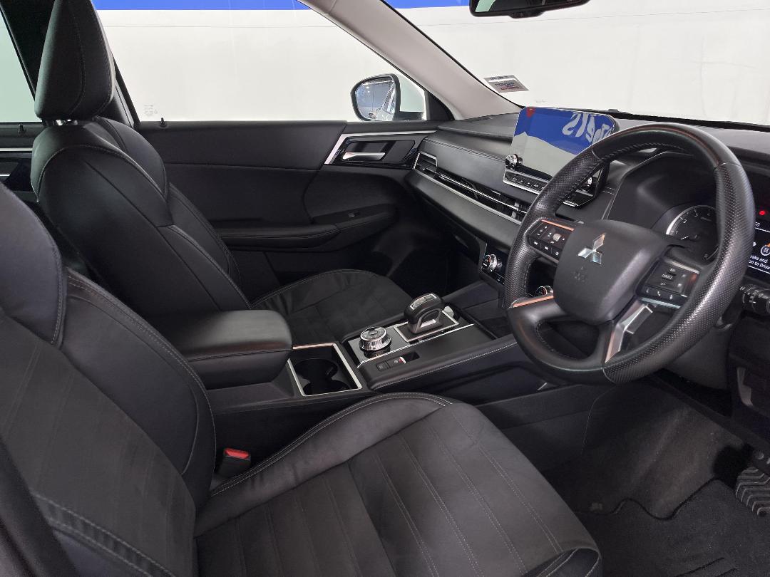 Photo '16' of Mitsubishi Outlander