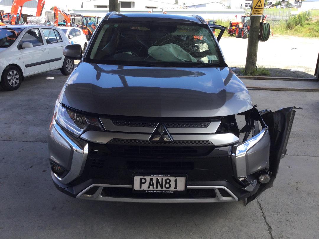 Photo '2' of Mitsubishi Outlander LS Photo '2' of Mitsubishi Outlander LS