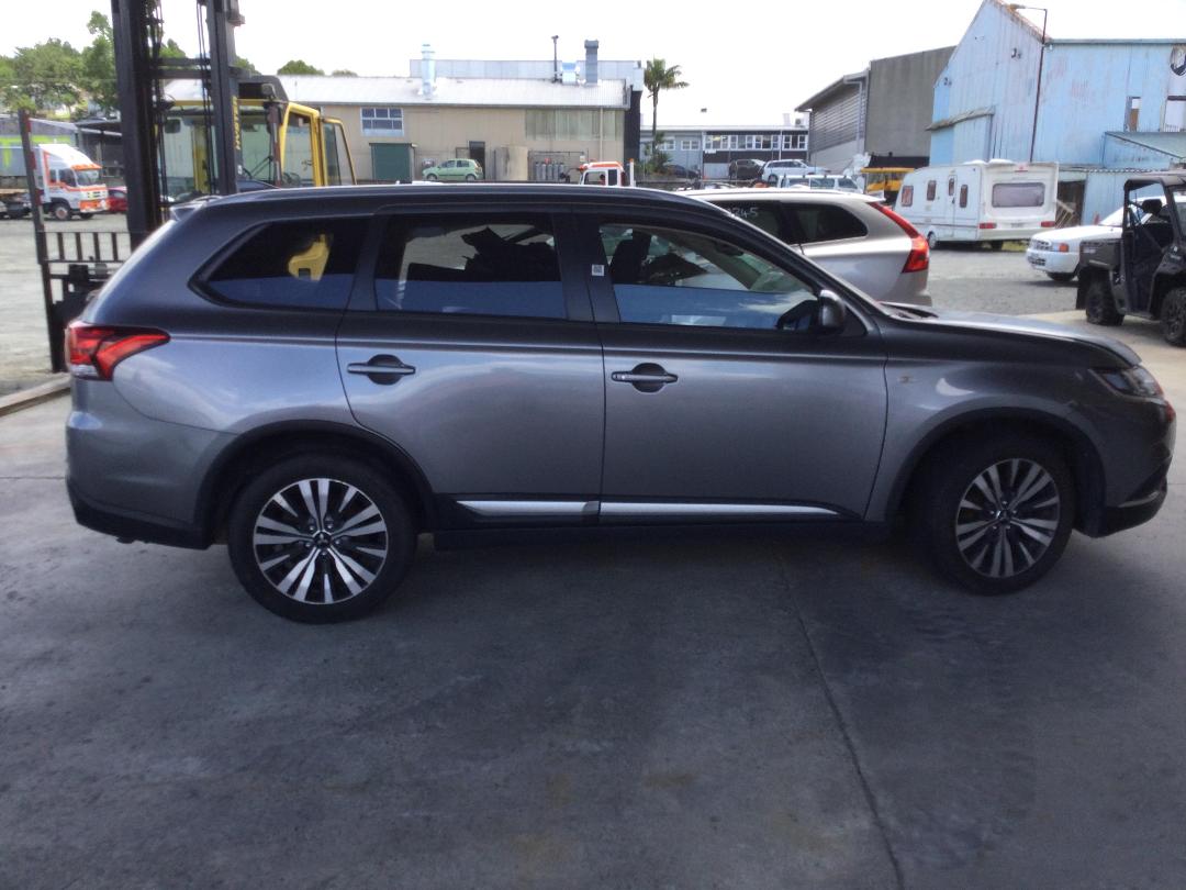 Photo '8' of Mitsubishi Outlander LS Photo '8' of Mitsubishi Outlander LS