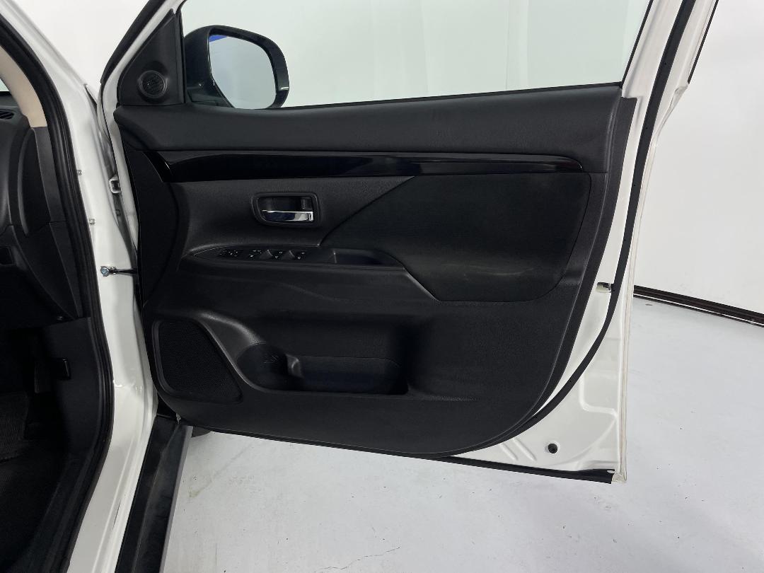 Photo '15' of Mitsubishi Outlander Photo '15' of Mitsubishi Outlander