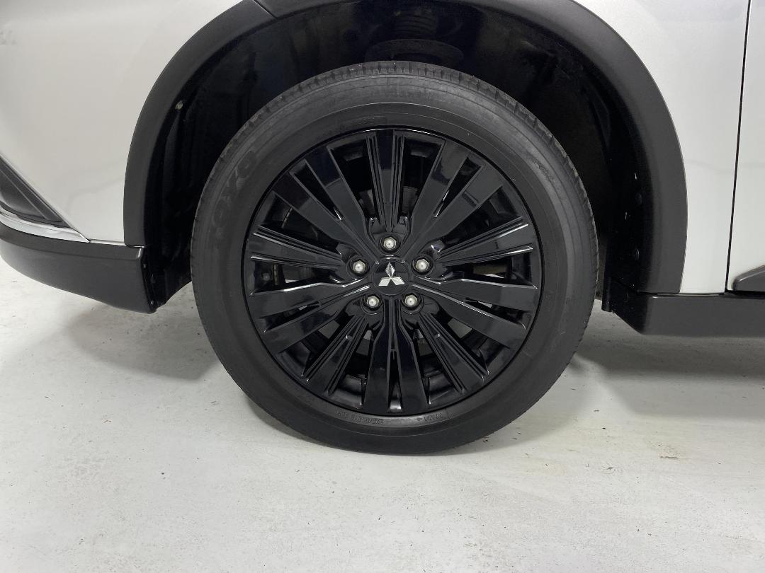 Photo '10' of Mitsubishi Outlander