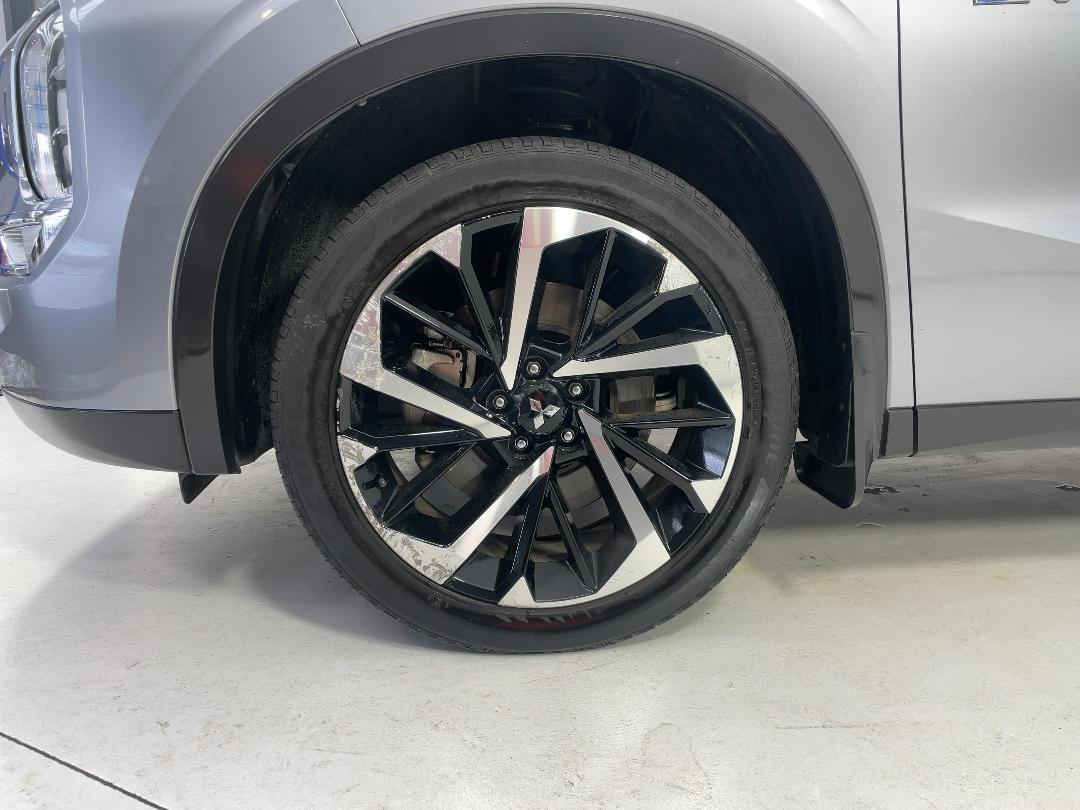 Photo '10' of Mitsubishi Outlander