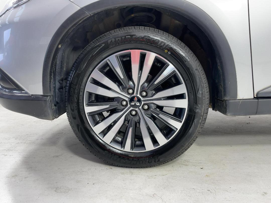 Photo '10' of Mitsubishi Outlander