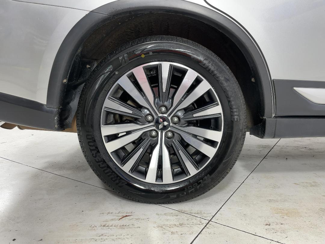 Photo '12' of Mitsubishi Outlander