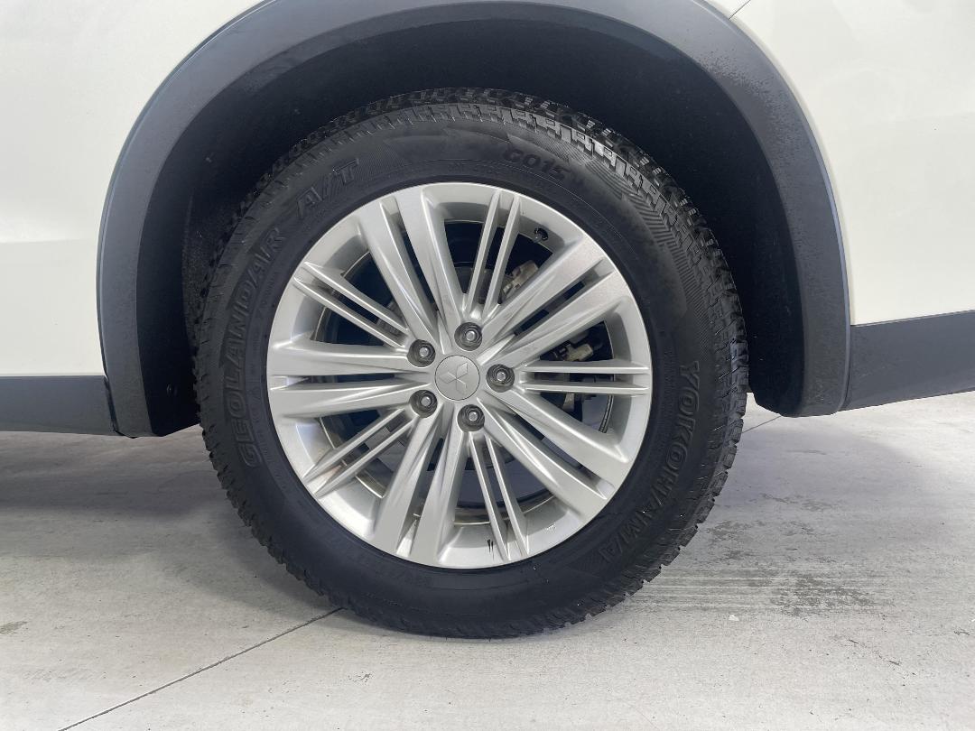 Photo '11' of Mitsubishi Outlander