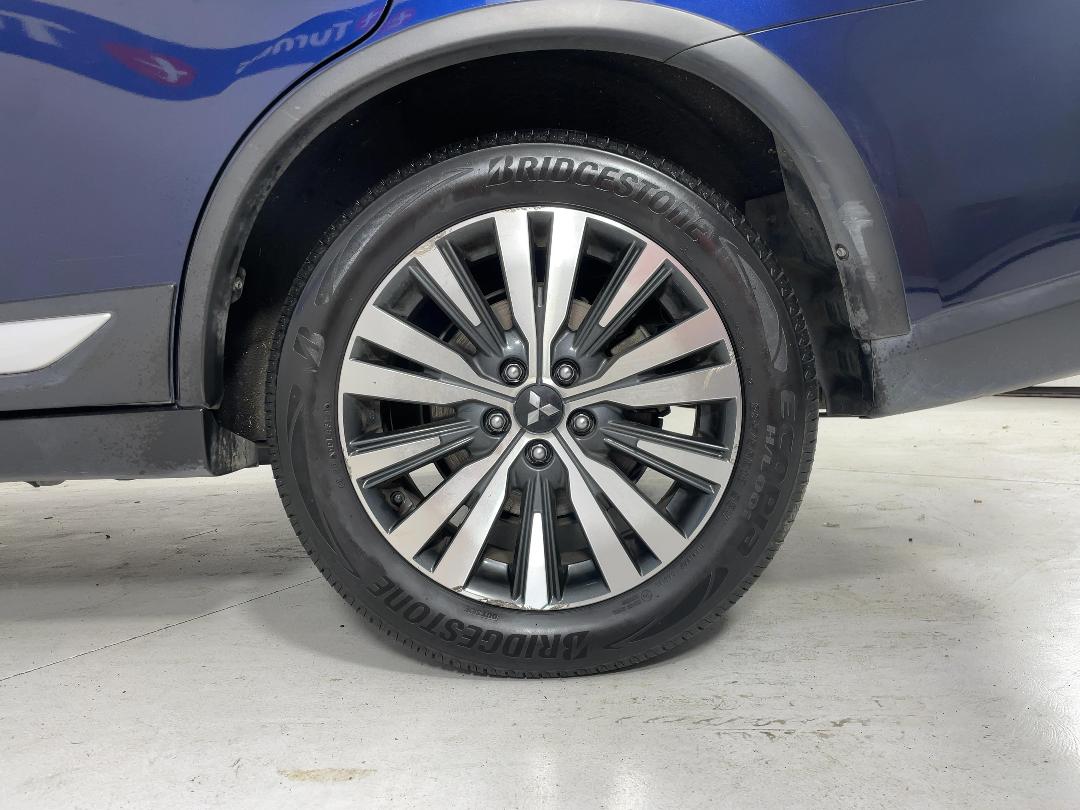 Photo '11' of Mitsubishi Outlander