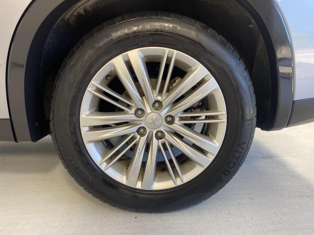 Photo '11' of Mitsubishi Outlander