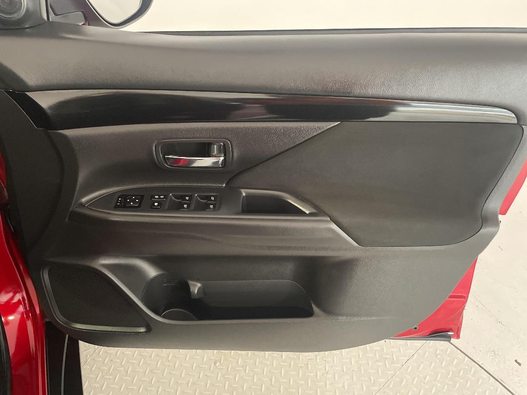 Photo '15' of Mitsubishi Outlander