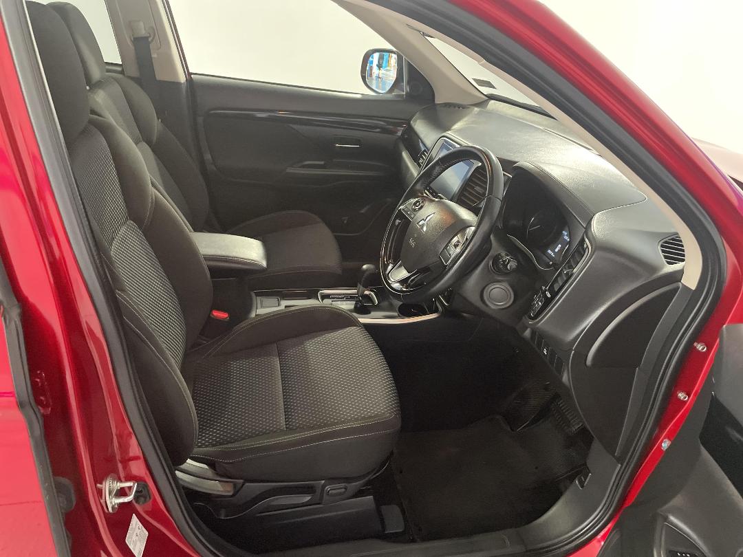 Photo '16' of Mitsubishi Outlander