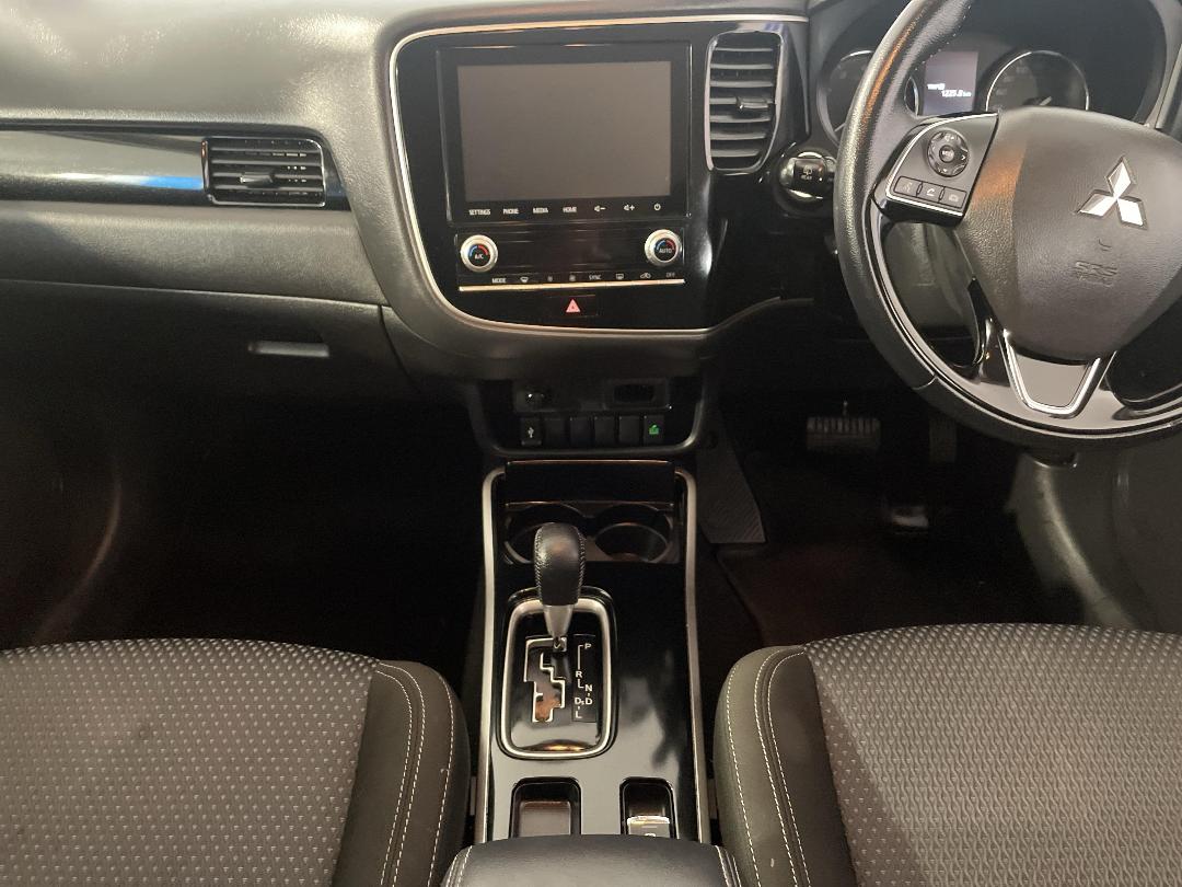 Photo '18' of Mitsubishi Outlander