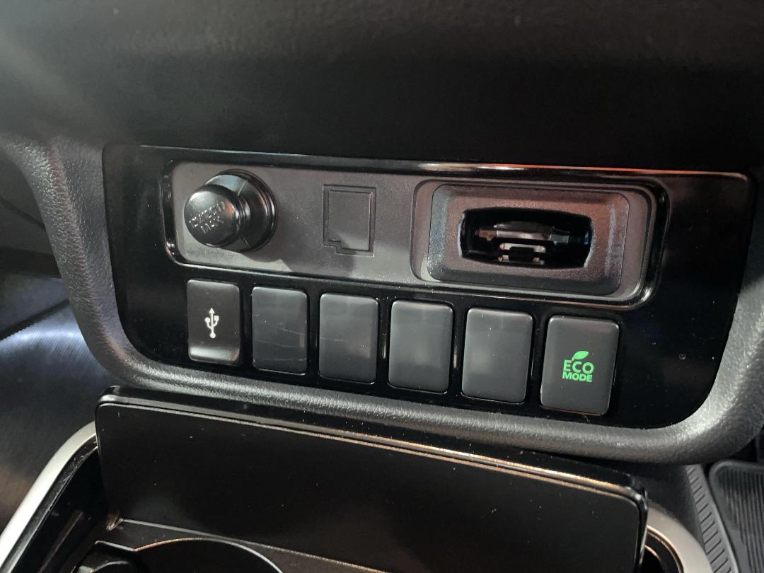 Photo '32' of Mitsubishi Outlander