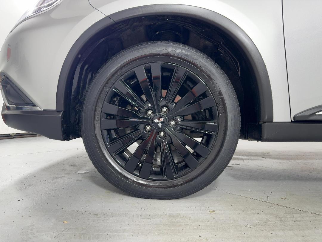 Photo '10' of Mitsubishi Outlander