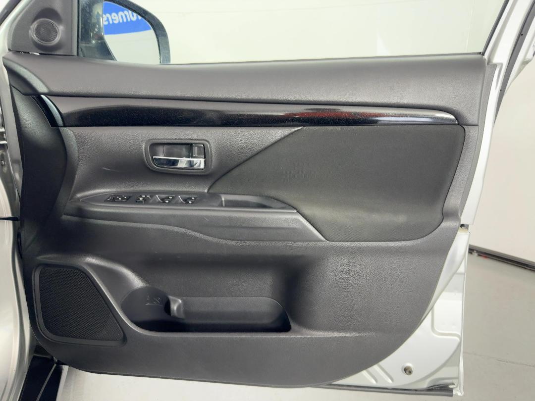 Photo '15' of Mitsubishi Outlander