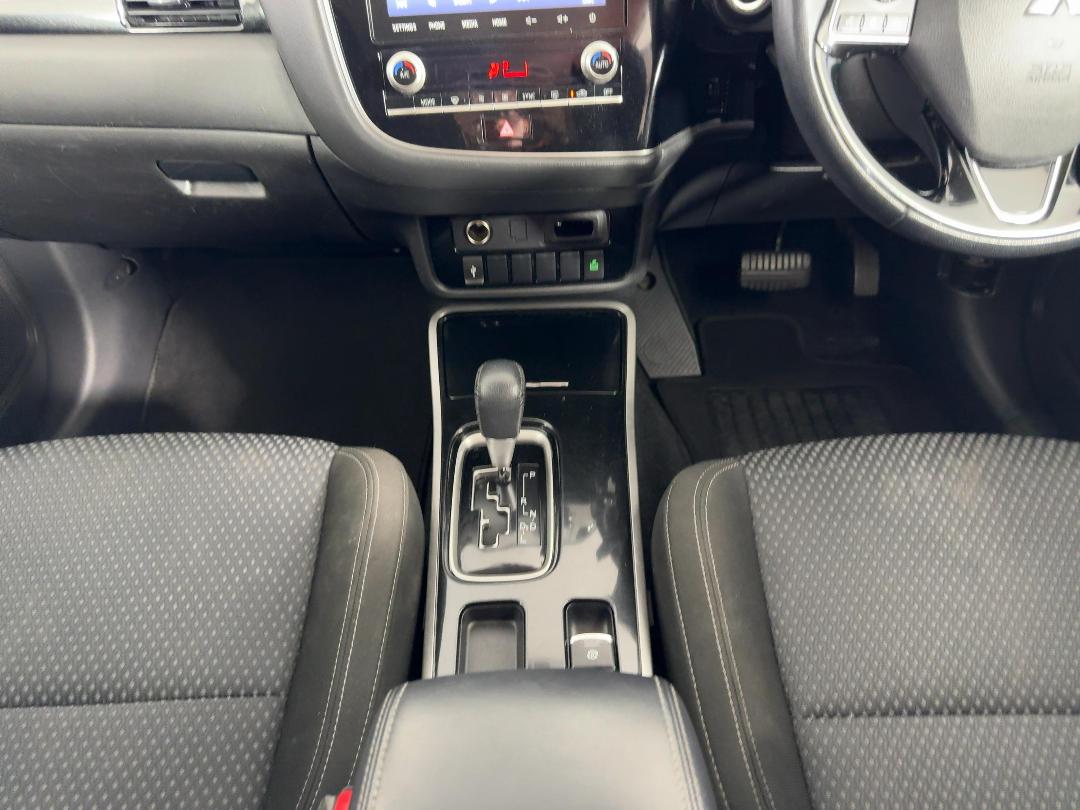 Photo '18' of Mitsubishi Outlander