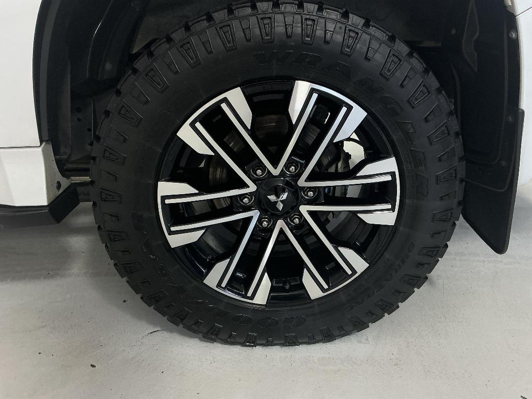 Photo '11' of Mitsubishi Pajero Sport